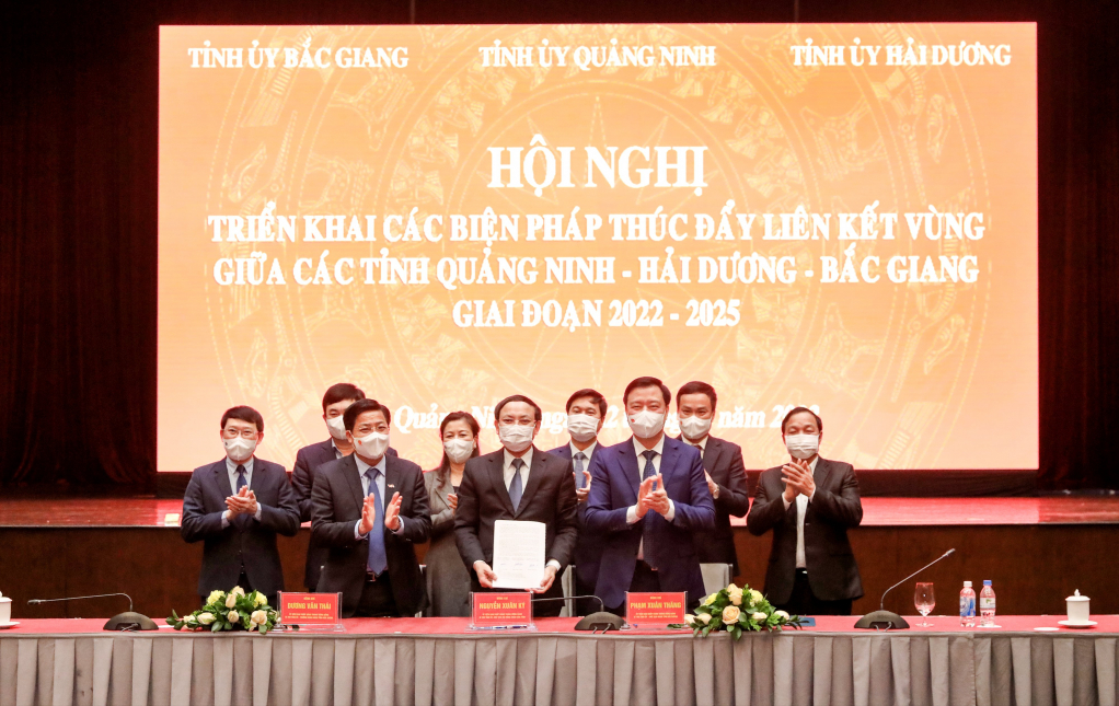 Bí thư Tỉnh ủy 3 tỉnh Quảng Ninh, Hải Dương và Bắc Giang ký kết biên bản thỏa thuận thực hiện các nội dung hợp tác.