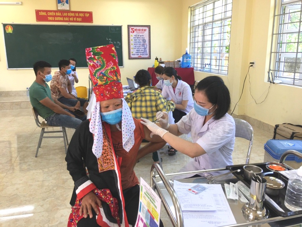 Chiến dịch tiêm chủng diện rộng mũi 3 tổ chức tiêm cho người dân xã Quảng Sơn (huyện Hải Hà).  Nguyễn Hoa