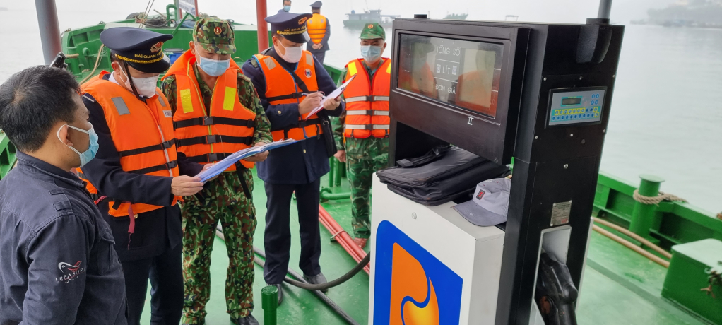 Lực lượng Biên Phòng và Hải Quan Cảng Vạn Gia phối hợp kiểm tra hoạt động kinh doanh xăng dầu trên địa bàn quản lý.