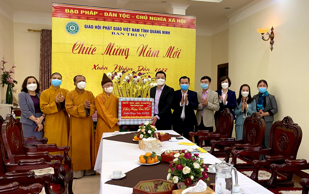 Đồng chí Trưởng Ban Dân vận tỉnh ủy, Chủ tịch UB MTTQ tỉnh tặng quà Ban trị sự Giáo hội phật giáo Việt Nam tỉnh Quảng Ninh.