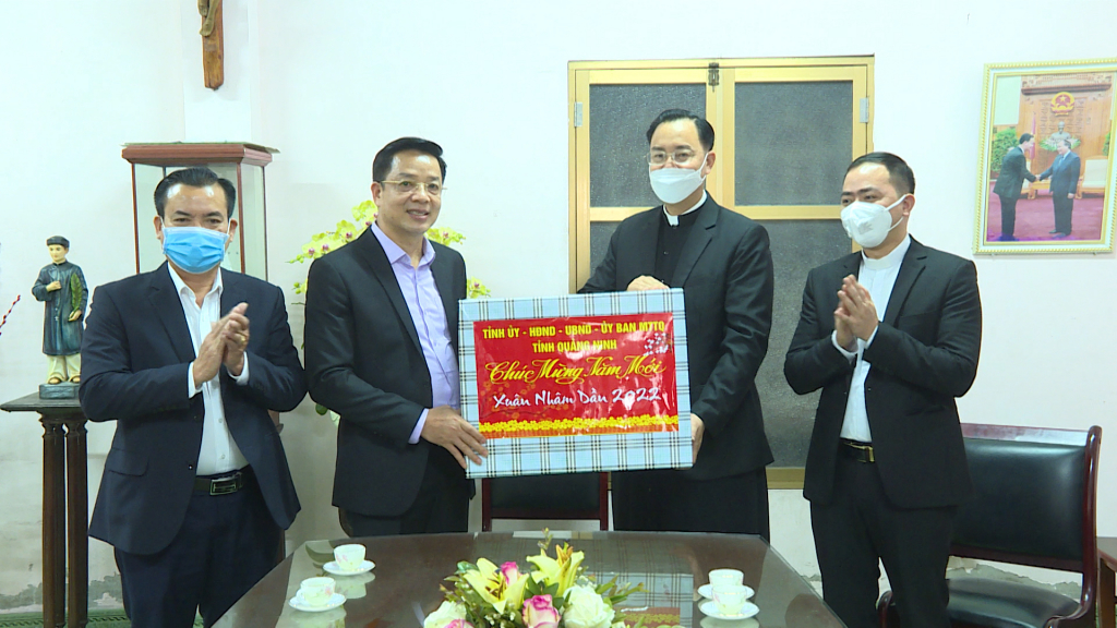 Đồng chí Trưởng Ban Dân vận tỉnh ủy, Chủ tịch Ủy ban MTTQ tỉnh tặng quà Giáo sứ Hòn Gai.