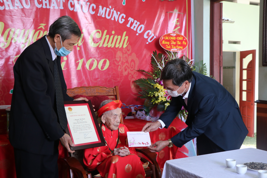 Thay mặt lãnh đạo TP Uông Bí, đồng chí Nguyễn Văn Thành, PCT UBND TP Uông Bí thăm hỏi, chúc tết cụ Nguyễn Thị Chinh, thọ 100 tuổi.