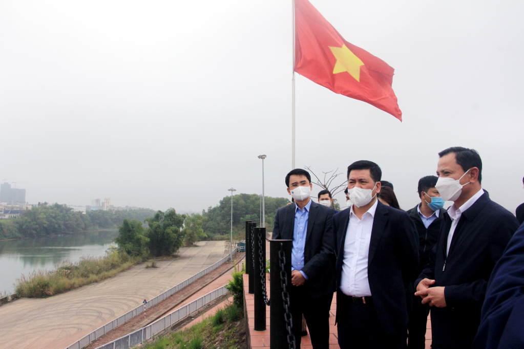 Bộ trưởng Bộ Công Thương Nguyễn Hồng Diên kiểm tra hoạt động thông quan tại lối mở Km3+4.