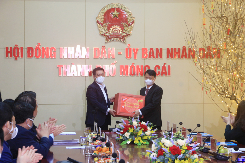Bộ trưởng Bộ Công Thương tặng quà, chúc Tết cấp ủy, chính quyền TP Móng Cái.
