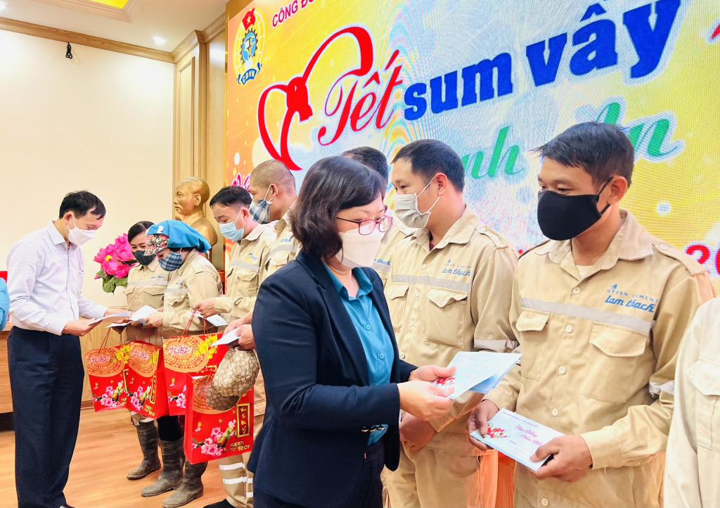 Lãnh đạo Công đoàn ngành Xây dựng Quảng Ninh,Công đoàn Công ty CP xi măng và xây dựng Quảng Ninh trao tặng quà Tết cho CNLĐ có hoàn cảnh khó khăn.