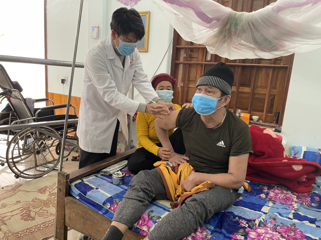 Ông Hoàng Mạnh Dương (thôn Xóm Mới, xã Đạp Thanh, huyện Ba Chẽ) được tiêm vắc-xin tại nhà do không đi lại được. 