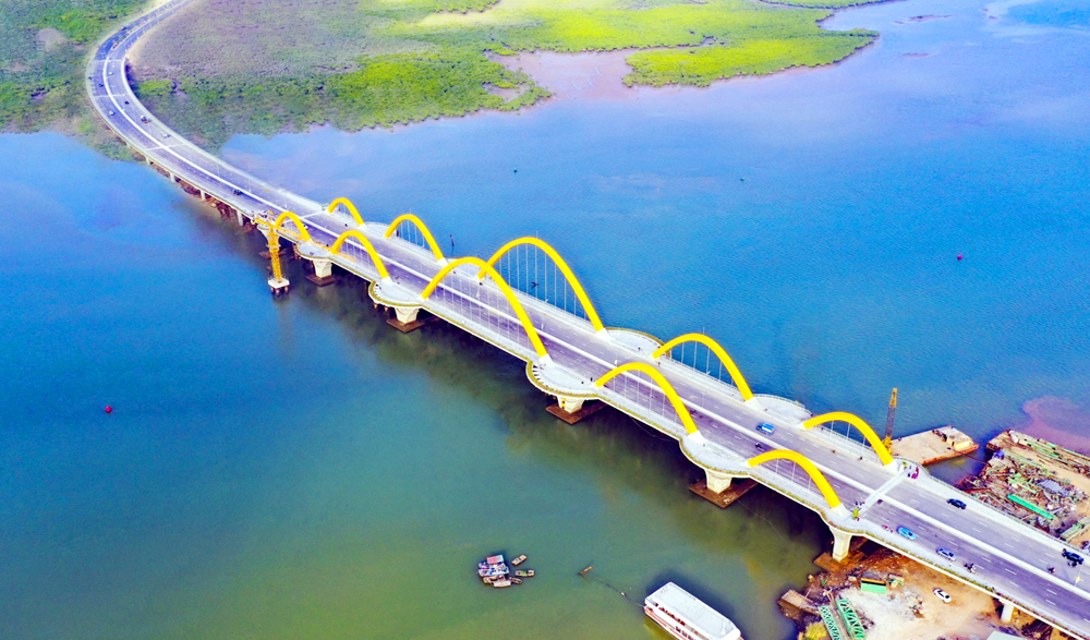 Love Bridge connecting the north and the south of Ha Long city was put into use on the first day of the new year 2022.