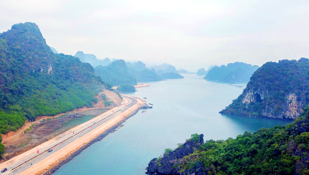 The new coastal road makes it more convenient to travel from Ha Long to Cam Pha. Photo: Ta Quan