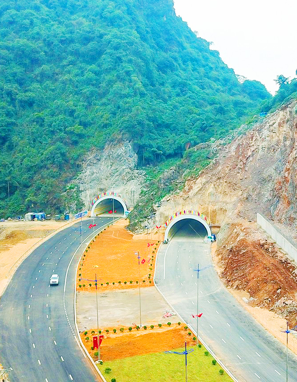 The highlight of the project is a mountain tunnel with a total length of 235 metres. The road is designed to expand the urban and tourism development space of Quang Ninh province’s two economic centres, Ha Long and Cam Pha.