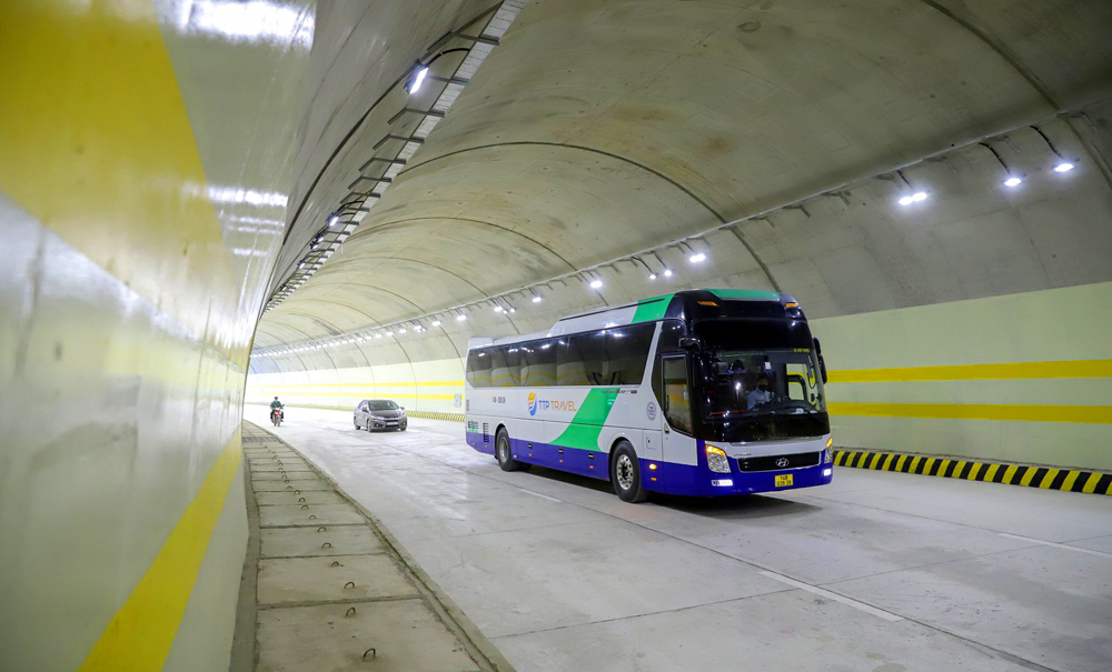 The 235-meter mountain tunnel includes 2 tunnels and 3 lanes each with the design speed of 60 km/h. Photo: Ta Quan