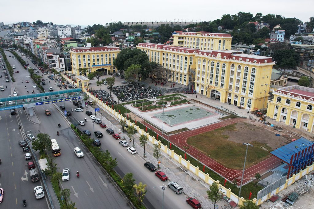 Hon Gai High School was expanded and upgraded with a total area of ​​19,000m2, contributing to improving the quality of education and creating a new look for Ha Long city.