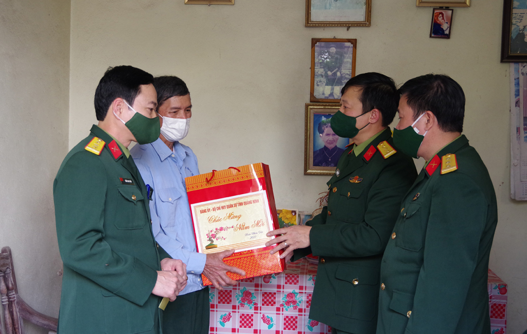 Bộ CHQS tỉnh tặng quà, chúc Tết gia đình ông Vũ Quang Đại nạn nhân chất độc da cam