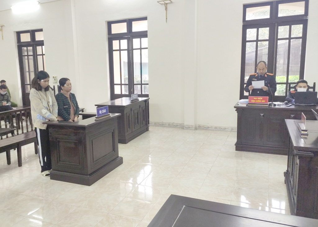2 bị cáo Hoàng Thị Tình và Lê Thị Huyền tại phiên toà