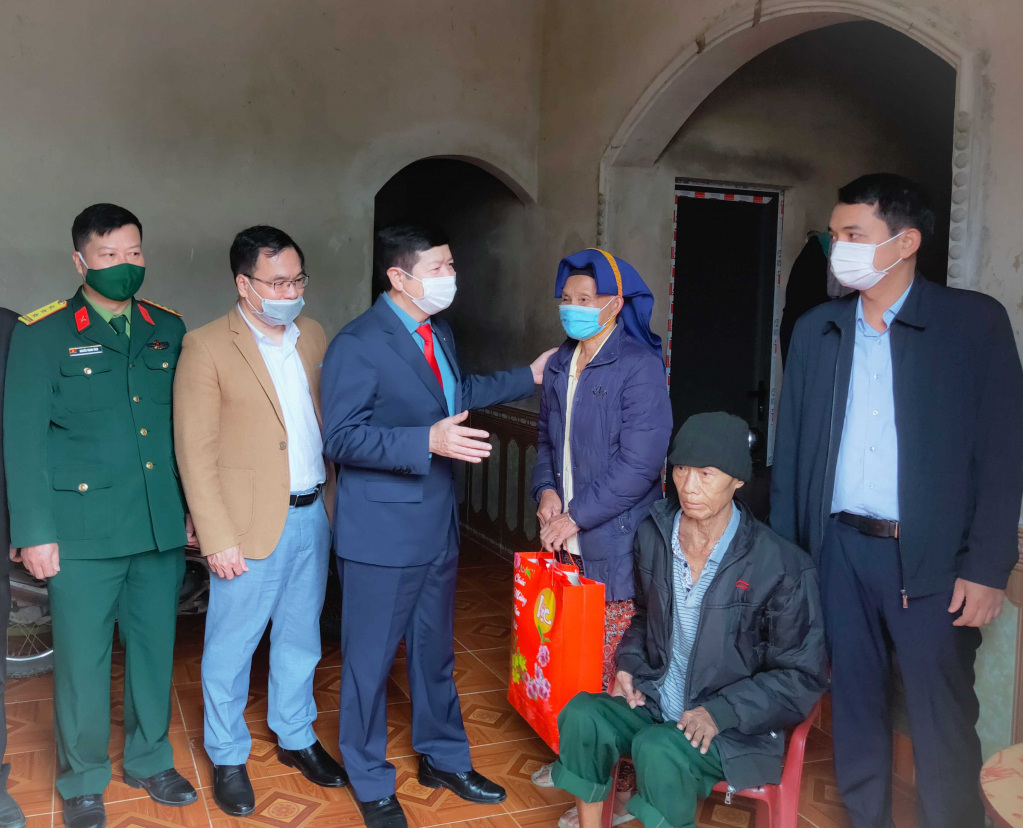  Bí thư Huyện ủy Vũ Thành Long cùng đoàn công tác thăm chúc Tết gia đình bệnh binh Chìu Tắc Hẻn thôn Pắc Cáy  là cựu binh tù Phú Quốc.