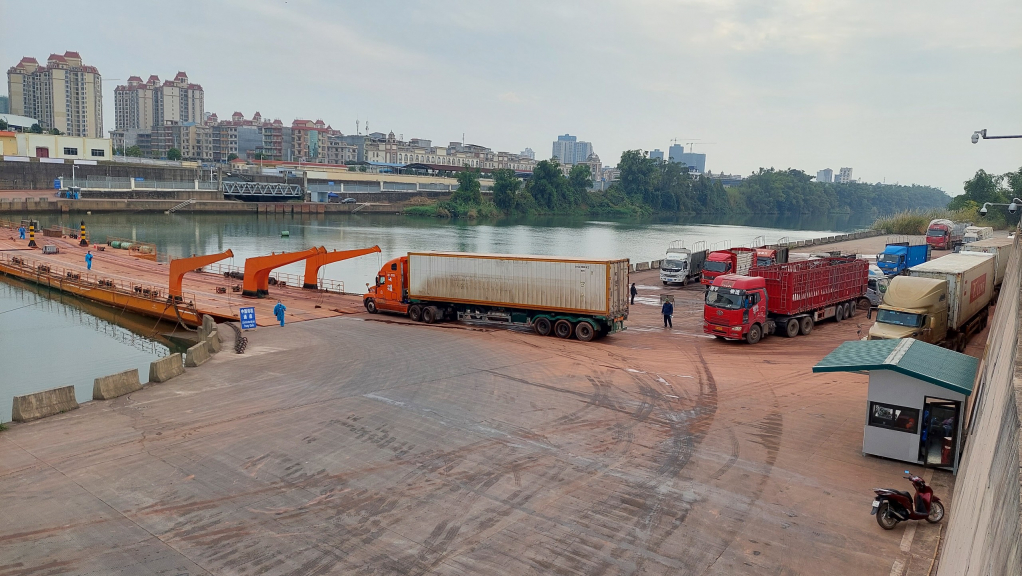 Xuất khẩu hàng hóa qua lối mở Cầu phao tạm km3+4, Hải Yên, Móng Cái