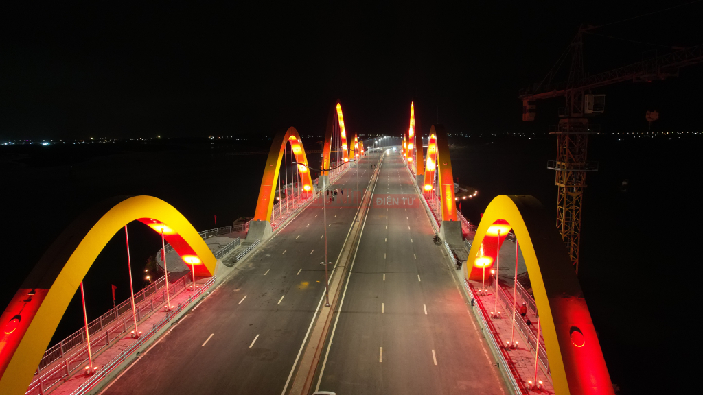 The focus of the light system is the pylons and the cable-stayed portion of the bridge.
