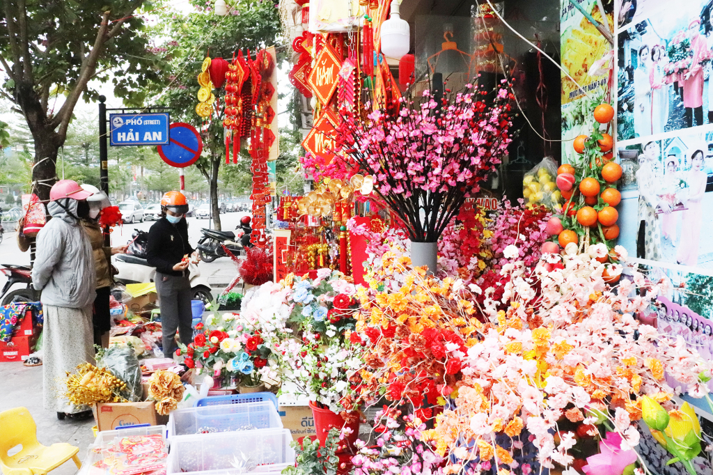 Customers choose necessary items to decorate their houses.