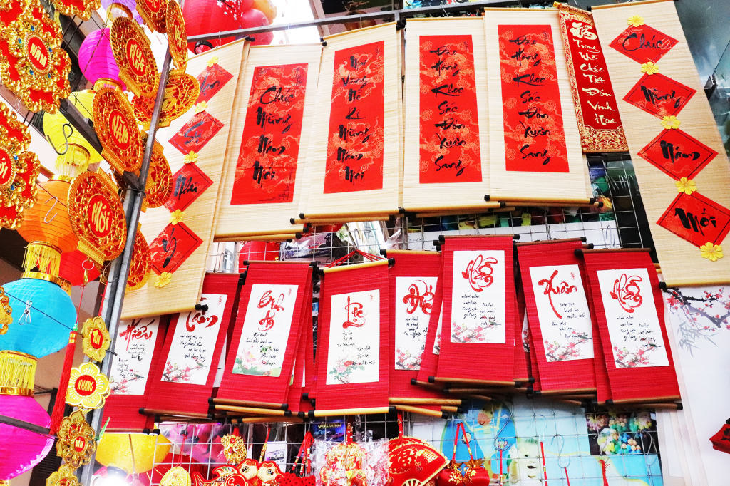 Distiches, pairs of Chung cake, flower branches are among popular items that customers choose to "bring" the spring home.
