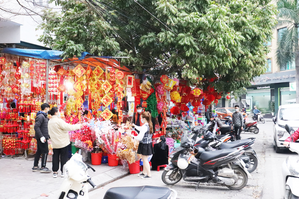 Decoration items are sold at Ha Long I market.