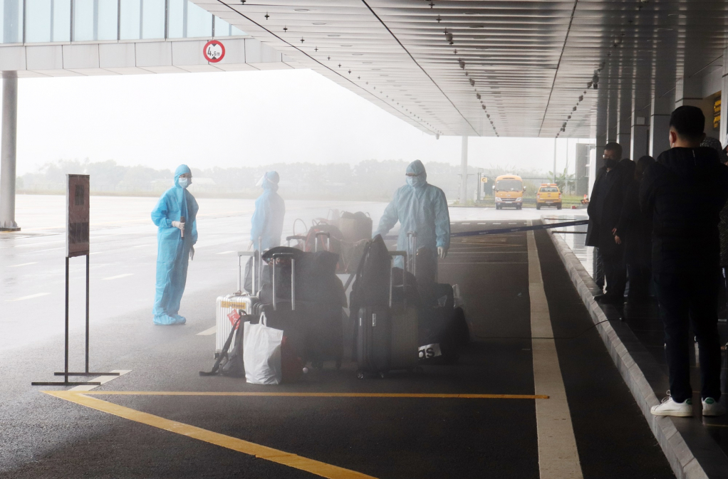 Lực lượng chức năng tại sân bay Quốc tế Vân Đồn thực hiện phun khử khuẩn hành lý của các khách khách 