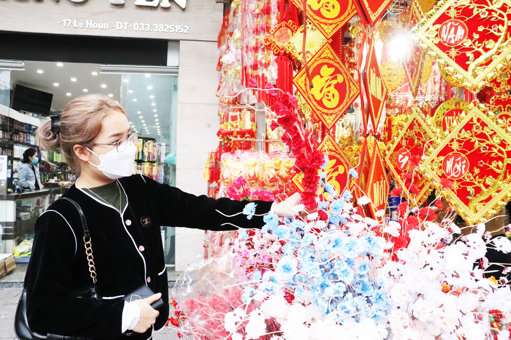 Artificial flowers and other decorative items.