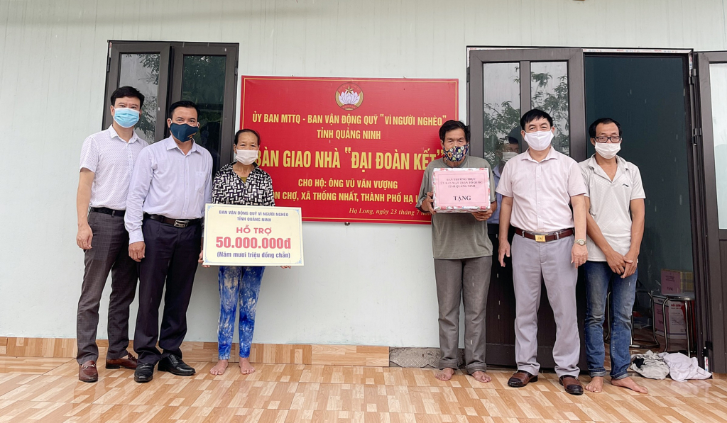 Lãnh đạo Ủy ban MTTQ tỉnh trao nhà Đại đoàn kết cho gia đình ông Vũ Văn Vượng (thôn Chợ, xã Thống Nhất, TP Hạ Long), tháng 7/2021.