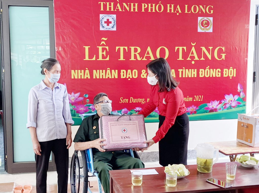 Lãnh đạo Hội Chữ thập đỏ tỉnh tặng quà tại lễ trao Nhà nhân đạo - Nghĩa tình đồng đội cho hội viên CCB có hoàn cảnh khó khăn tại xã Sơn Dương (TP Hạ Long).