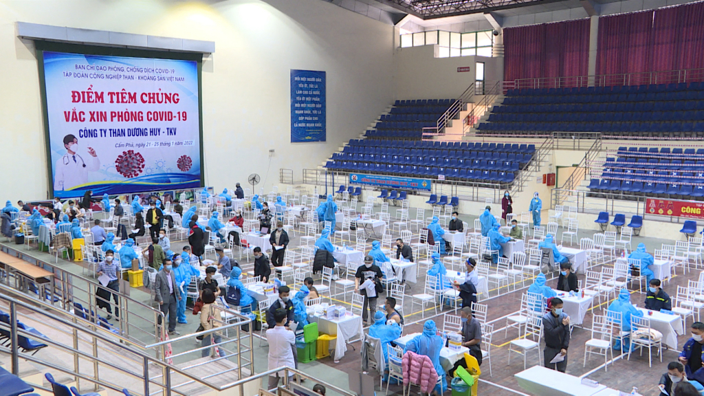 The program of vaccination against COVID-19 for the 3rd dose was held at the Duong Huy Coal Company in Cam Pha City on January 25.