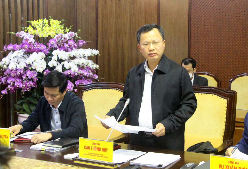 Đồng chí Cao Tường Huy, Phó Chủ tịch Thường trực UBND tỉnh, báo cáo tại nghị.