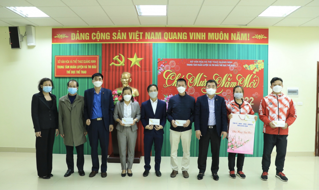 Lãnh đạo Sở Văn hóa và Thể thao Quảng Ninh tặng quà Tết cho các HLV, VĐV đạt thành tích xuất sắc trong năm vừa qua. 