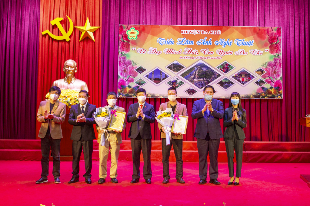 Lãnh đạo huyện Ba Chẽ trao giải nhất cho hai tác giả. 