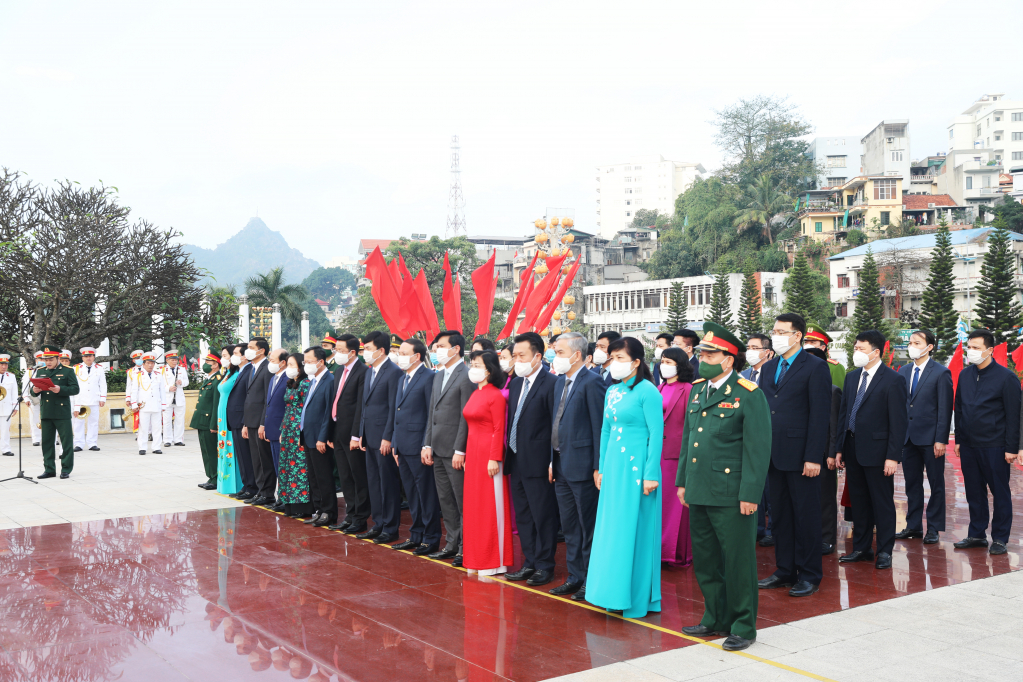 The delegation offered incense at the Monument of Comrade Vu Van Hieu.