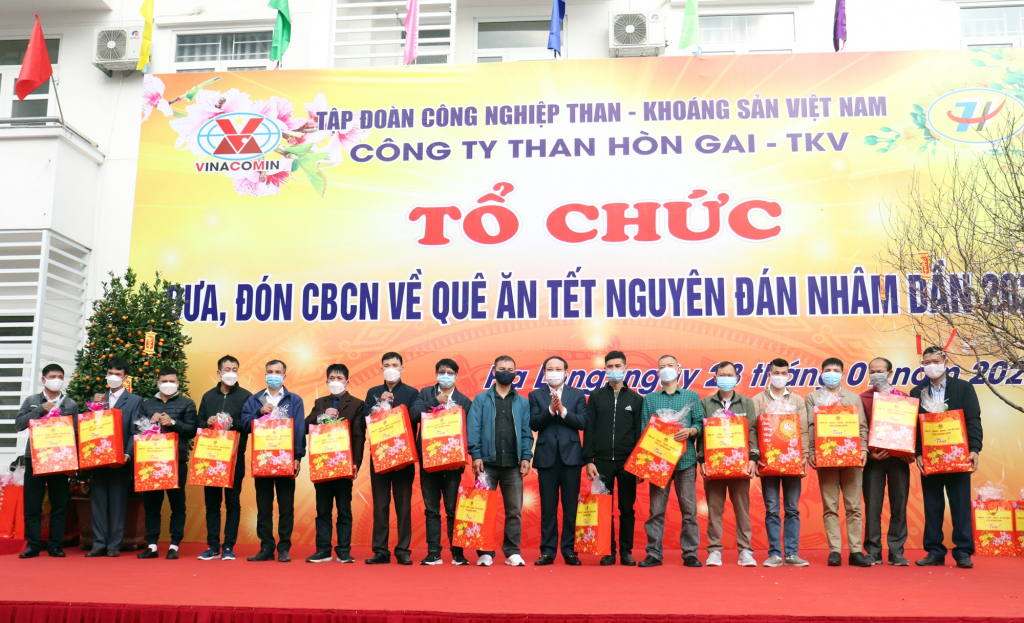 Secretary of the provincial Party Committee, Nguyen Xuan Ky, presented Tet gifts to mining workers.
