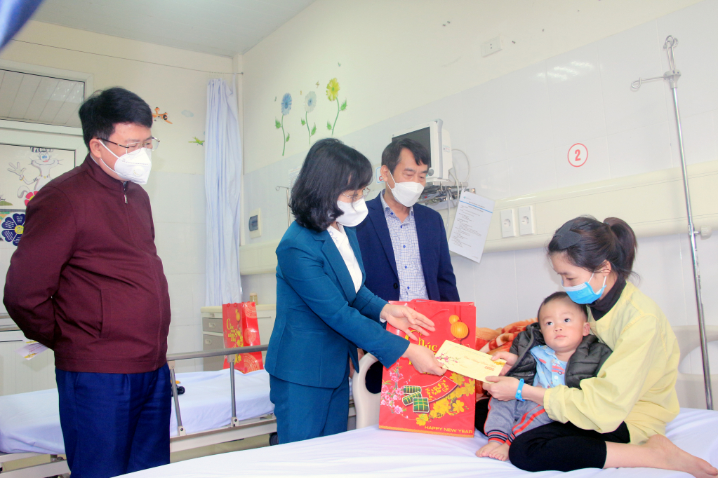Đồng chí Trịnh Thị Minh Thanh, Phó Bí thư Tỉnh ủy, tặng quà, chúc Tết bệnh nhân nhi đang nằm điều trị tại Bệnh viện Sản Nhi Quảng Ninh.