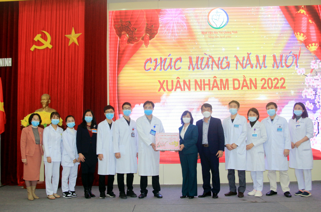 Đồng chí Trịnh Thị Minh Thanh, Phó Bí thư Tỉnh ủy, tặng quà, chúc Tết đội ngũ y bác sĩ, nhân viên y tế Bệnh viện Sản Nhi Quảng Ninh.