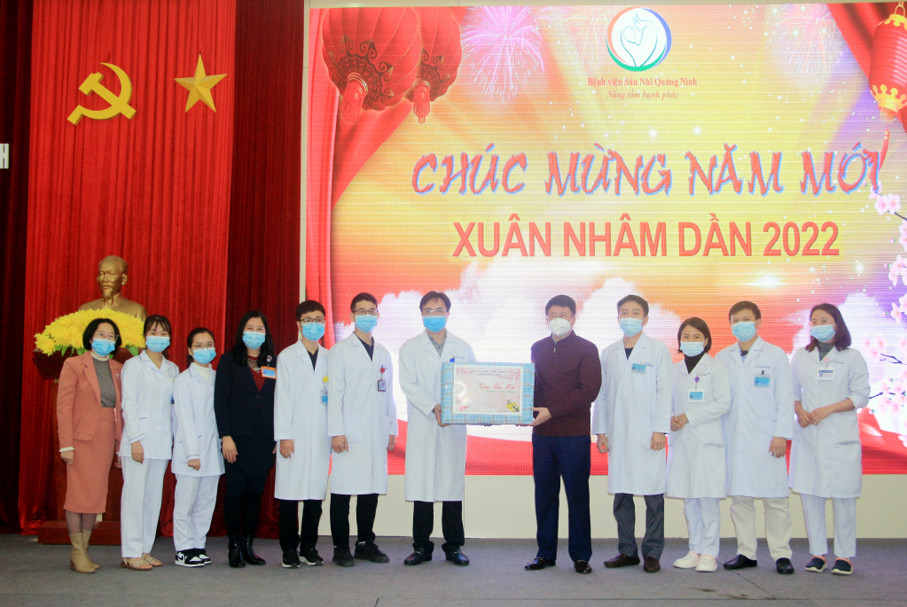 Lãnh đạo TP Hạ Long tặng quà, chúc Tết y bác sĩ, nhân viên y tế Bệnh viện Sản Nhi Quảng Ninh.