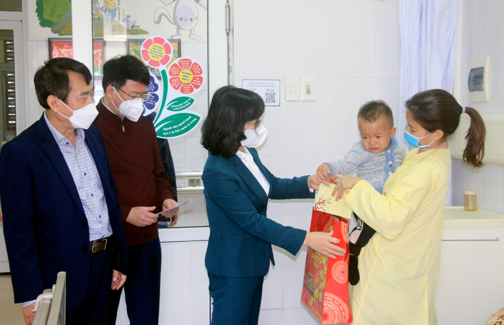 Đồng chí Trịnh Thị Minh Thanh, Phó Bí thư Tỉnh ủy, thăm hỏi, động viên và tặng quà bệnh nhân đang nằm điều trị tại Bệnh viện Sản Nhi Quảng Ninh.