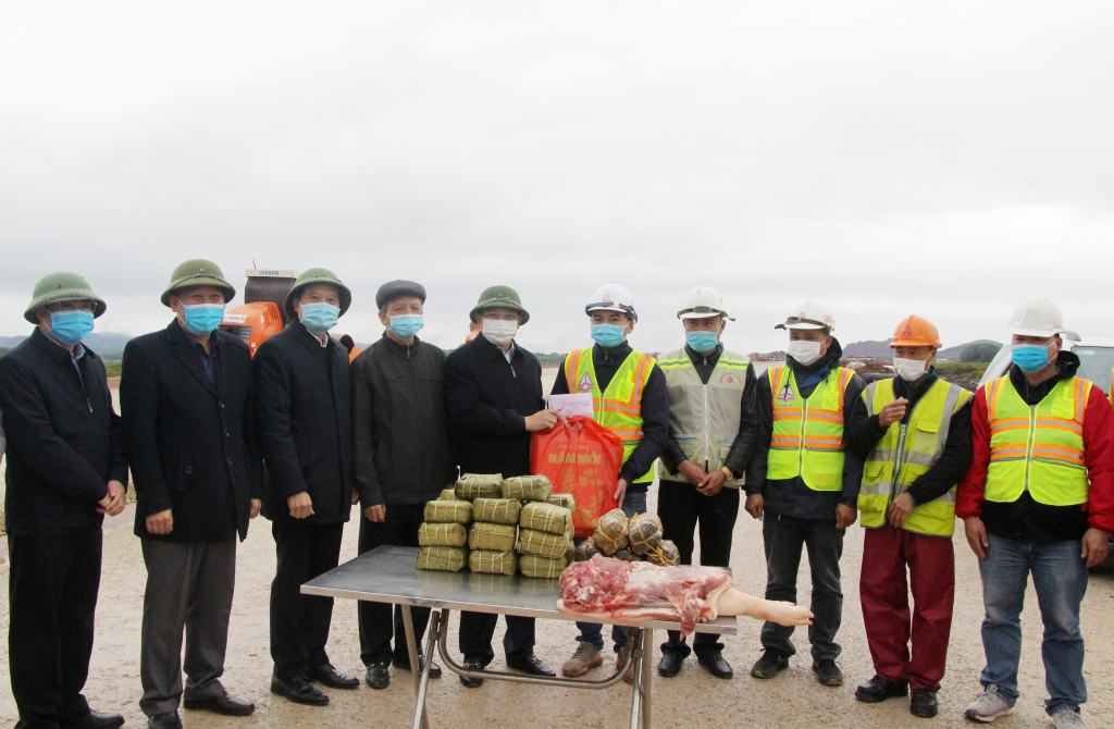 Đồng chí Bí thư Tỉnh ủy tặng quà Tết cho cán bộ, kỹ sư, công nhân thi công xuyên Tết trên cao tốc Vân Đồn - Tiên Yên.