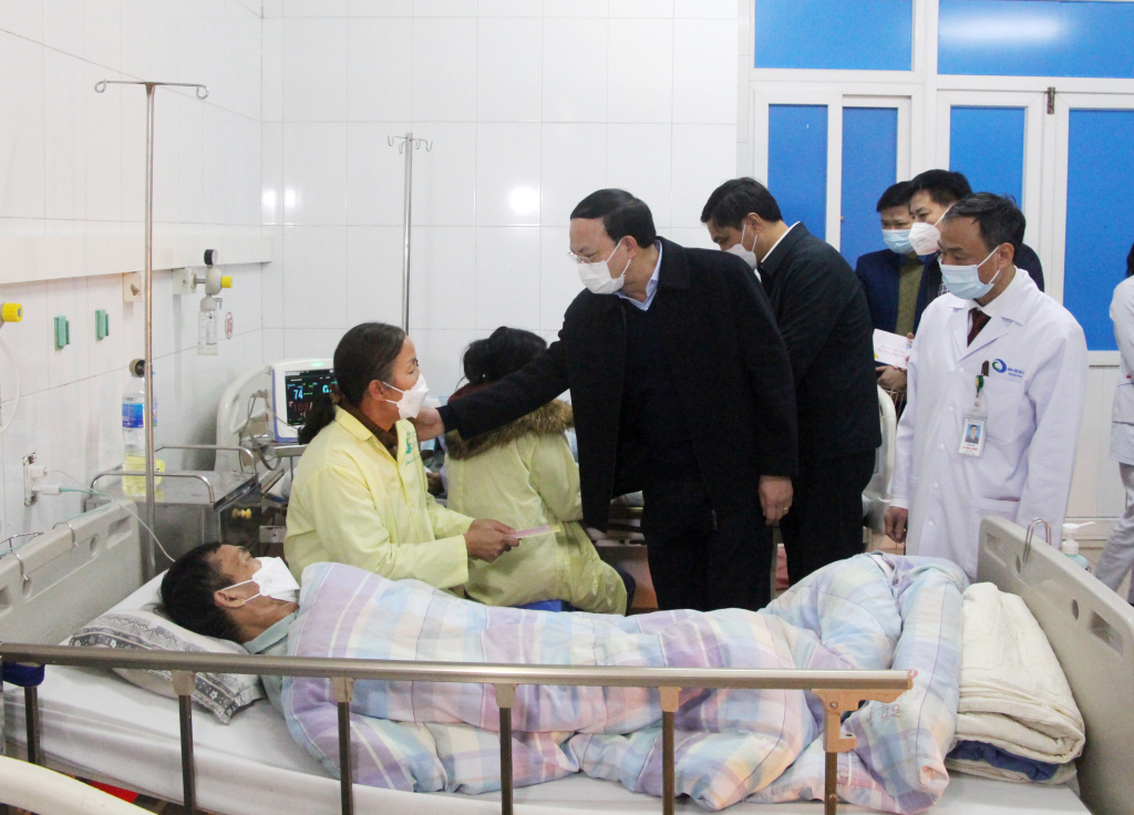 Đồng chí Bí thư Tỉnh ủy đến thăm, chúc Tết một số bệnh nhân đang điều trị tại Bệnh viện Bãi Cháy.