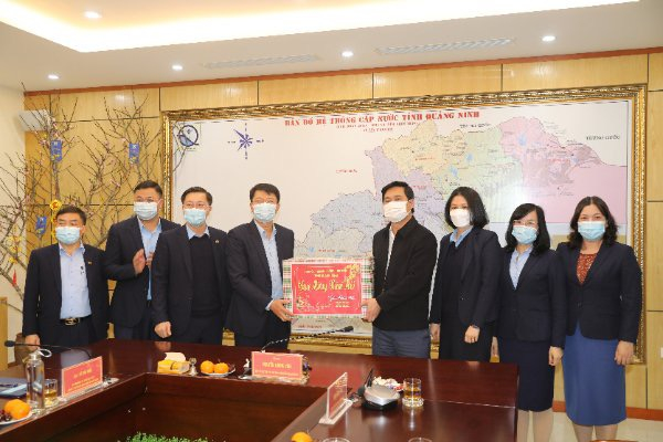 Chủ tịch UBND tỉnh tặng quà chúc Tết cho Công ty CP Nước sạch Quảng Ninh.