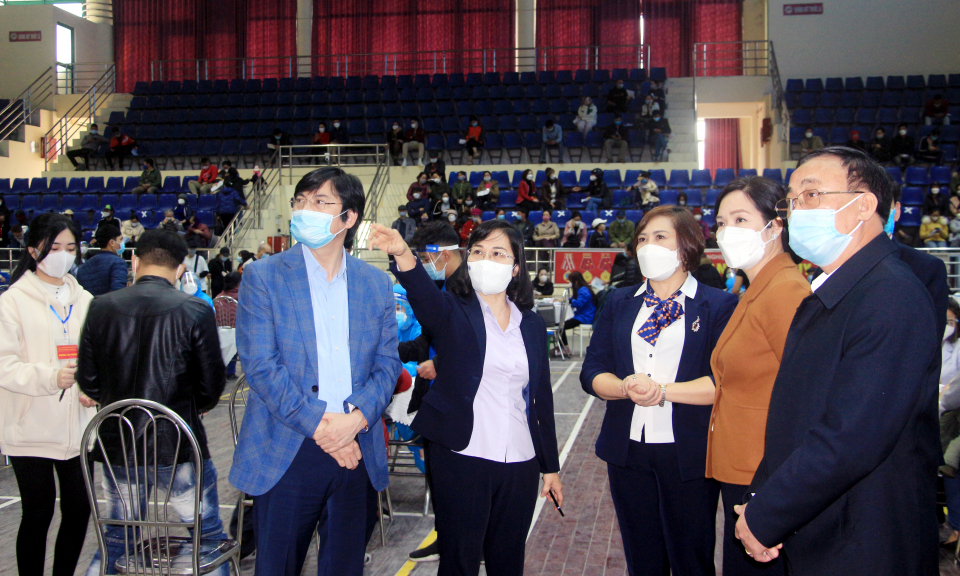 Phó Bí thư Tỉnh ủy Trịnh Thị Minh Thanh chỉ đạo công tác tiêm vắc xin mũi 3 tại TX Quảng Yên và TP Cẩm Phả