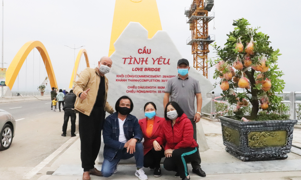 Người dân háo hức "check in" trên cầu Tình Yêu 