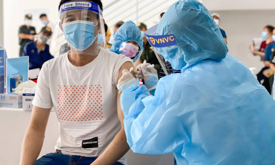 Thúc đẩy mạnh mẽ, quyết liệt việc tiêm vaccine phòng COVID-19, bảo đảm an toàn, hiệu quả