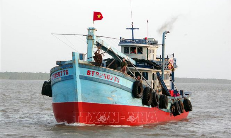 Bộ đội Biên phòng Sóc Trăng tiếp nhận 2 ngư dân gặp nạn trên biển
