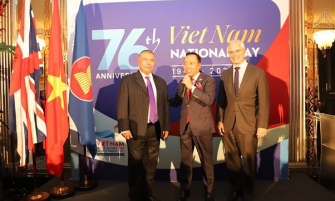 Giáo sư gốc Việt được Nữ hoàng Anh phong Hiệp sỹ vì nỗ lực chống dịch