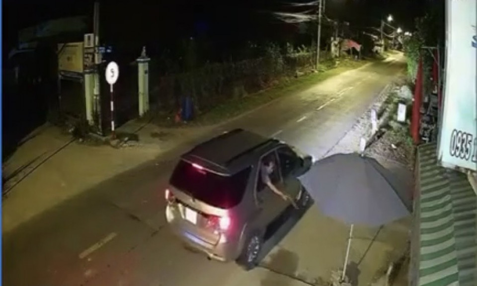 Nhóm đối tượng đi ô tô, dùng súng chích điện để trộm chó