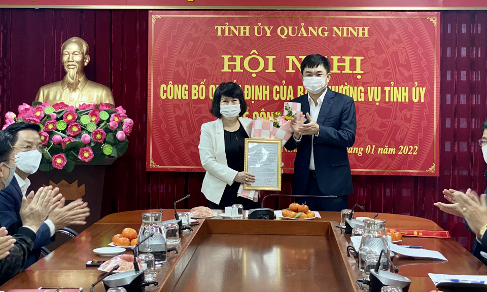 Trao quyết định nghỉ hưu cho Phó trưởng Ban Thường trực Ban Dân vận Tỉnh ủy