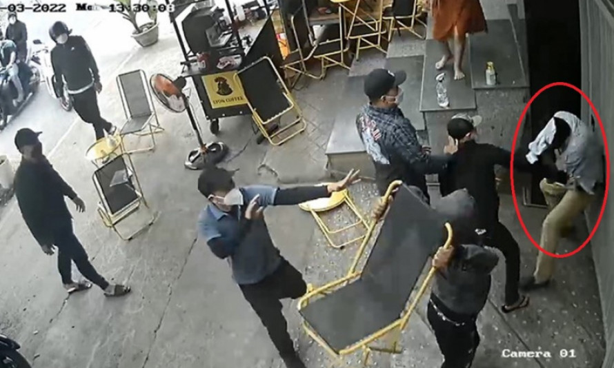 Mâu thuẫn làm ăn, một giám đốc bị nhóm người xăm trổ đánh hội đồng