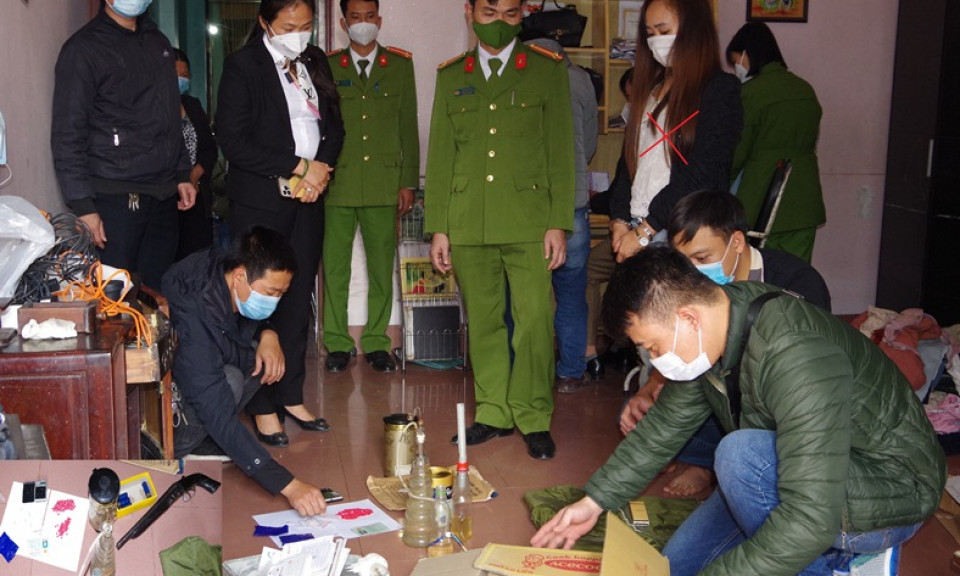 Phát hiện súng bắn đạn hoa cải, áo giáp chống đạn tại nhà "nữ quái" buôn ma túy