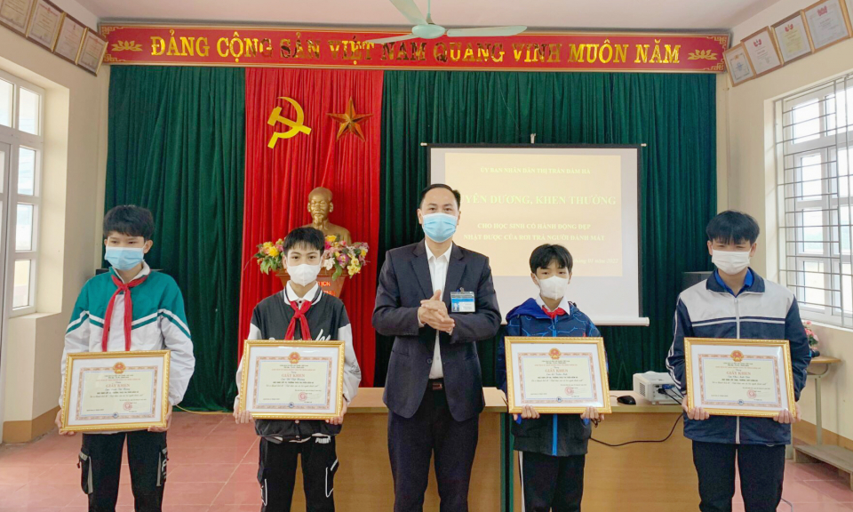 Đầm Hà: Tuyên dương 4 học sinh nhặt được tiền, tìm trả lại người đánh rơi